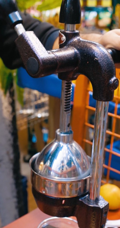 Video of a fresh juice on the café table